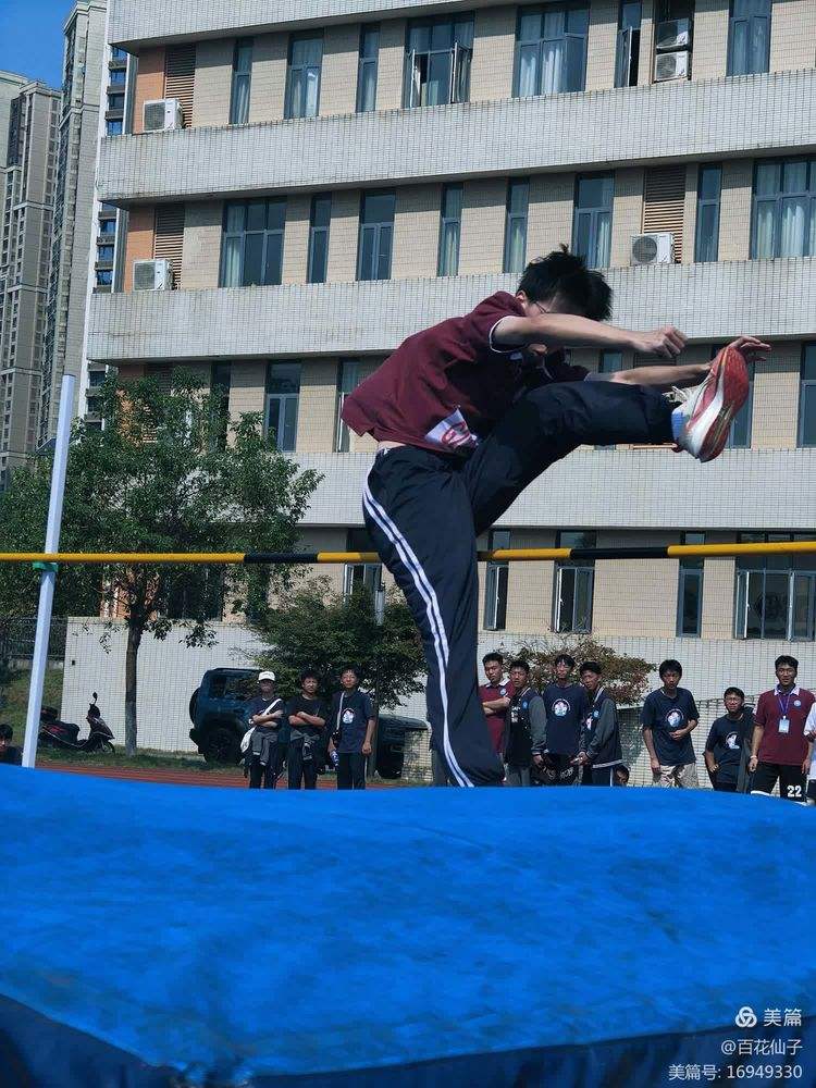 包含“飞跃”赛段：那些令人屏息的跳跃瞬间集锦的词条