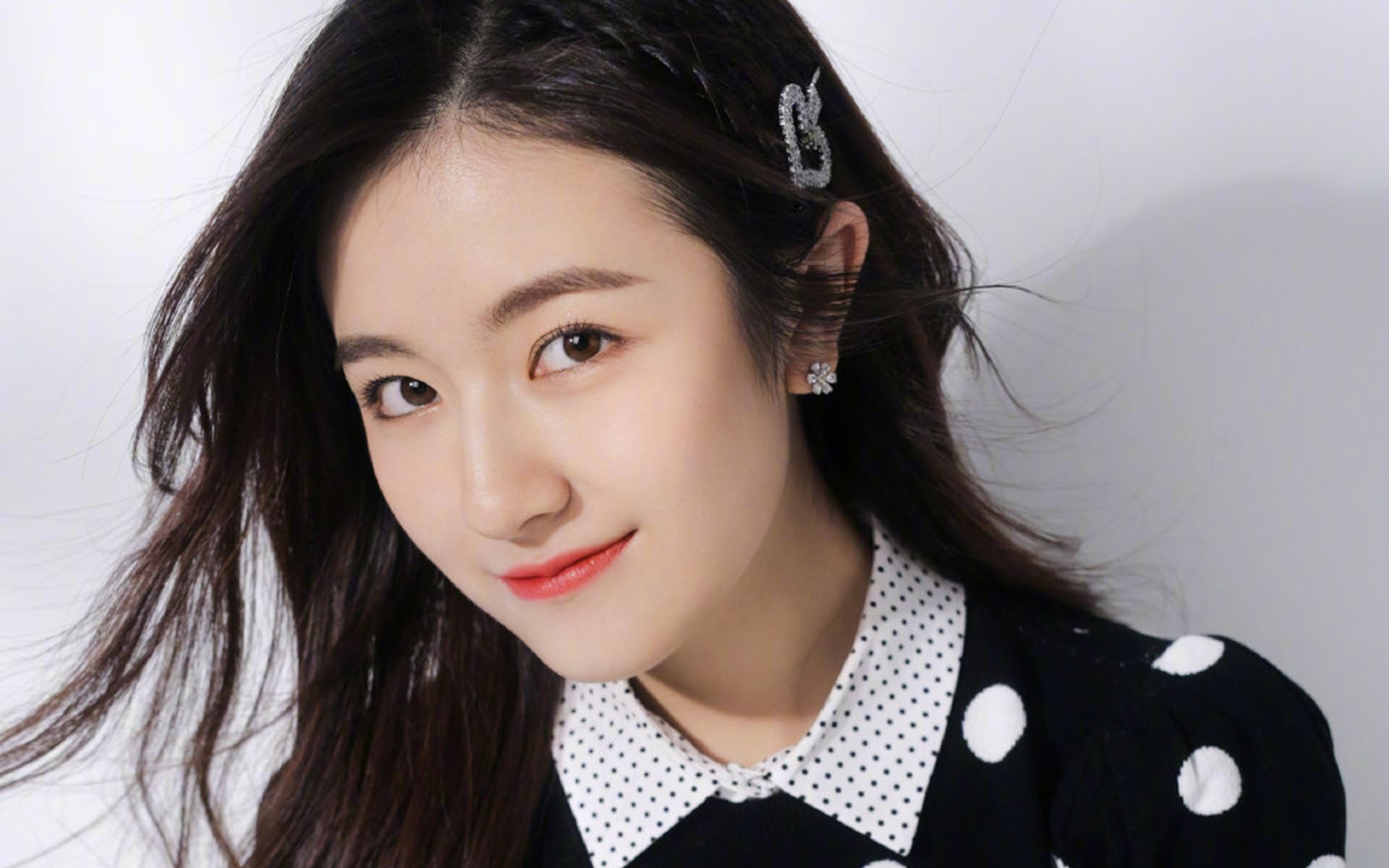 开云官网-裁判员裁决争议引发热议，公正性受到关注，裁判员宣布